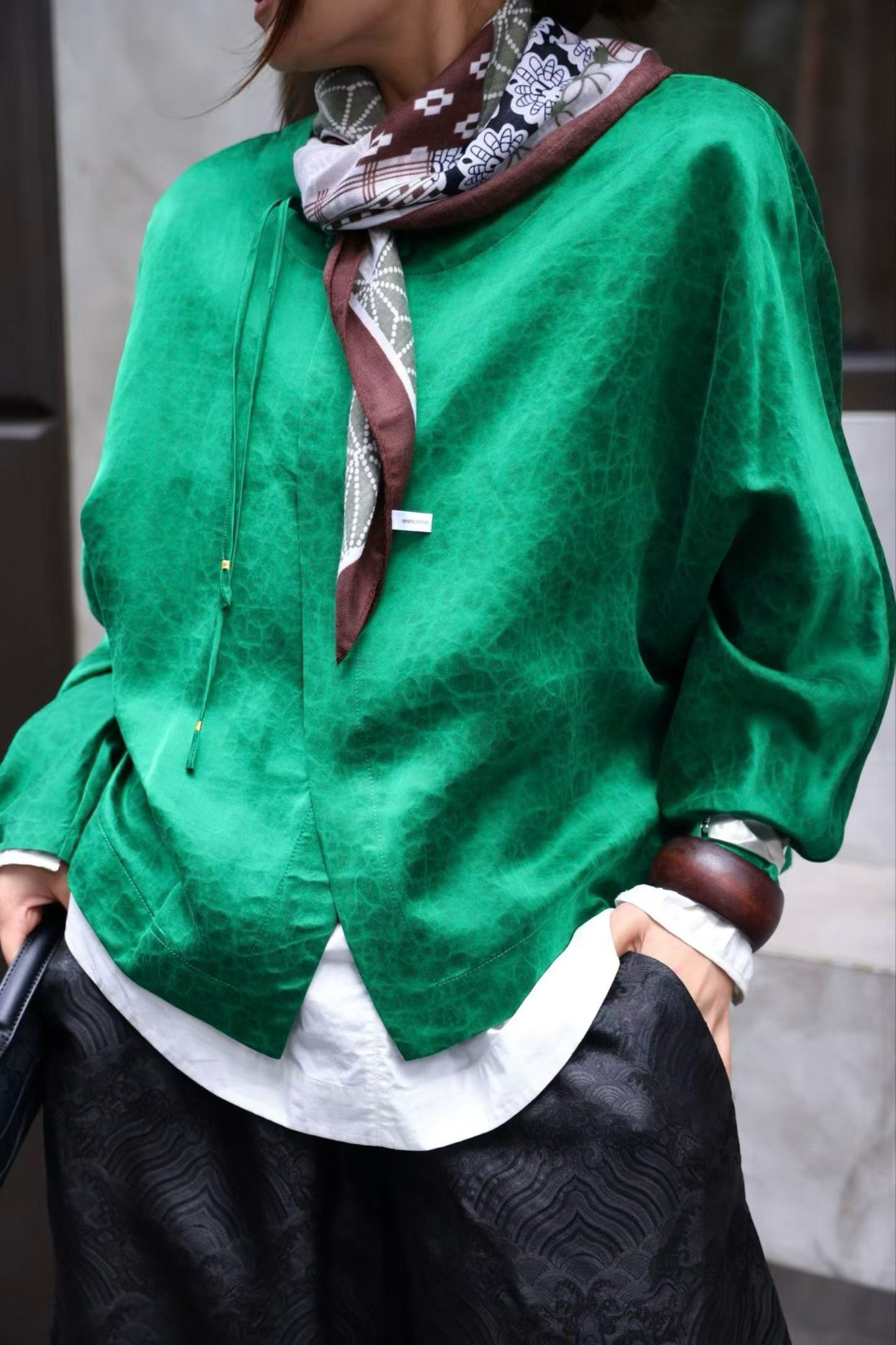 Crackle-Pattern Xiangyunsha Top – “Turtle Wrinkles” in Moss Green – Soft, Structured
